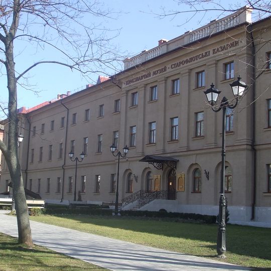 Старофлотські казарми 1850 р. Пам'ятка архітектури місцевого значення.