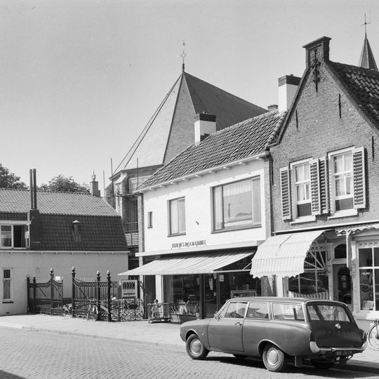 Hekwerk dat toegang geeft tot het terrein van de Nederlands Hervormde Kerk