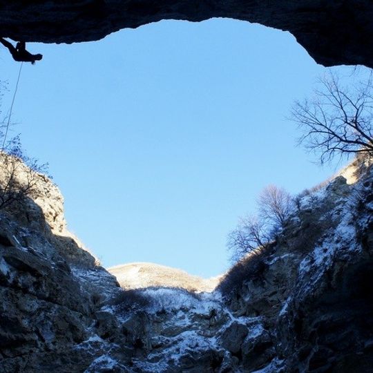Vertolyotnaya Cave
