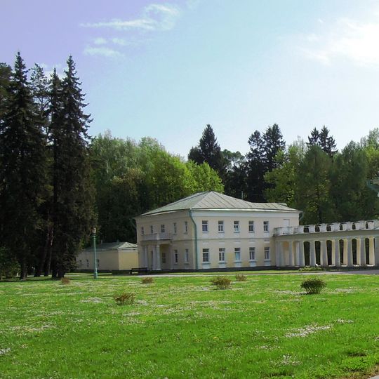 Двухэтажный флигель