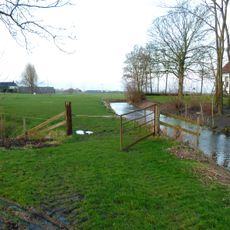 Terrein met resten van een uithof van het Rodeschool)