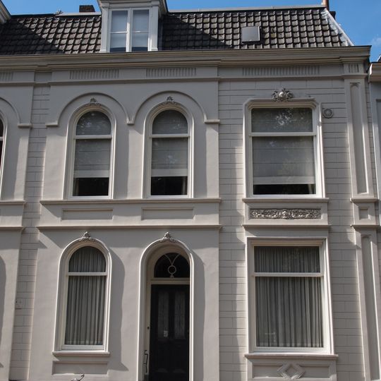 Pand met gepleisterde neoclassieke lijstgevel