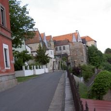 Rückwärtig einbezogenes Reststück der Stadtbefestigung