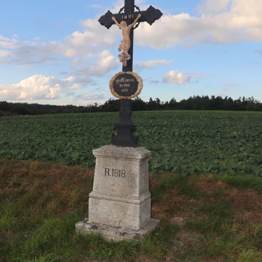 Kříž u silnice východně od Plešic