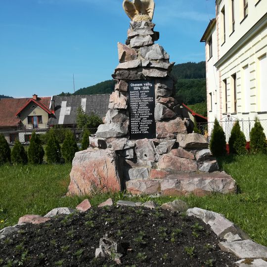 Pomník padlým v Záchlumí u školy