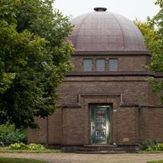 Aula op vierkante plattegrond onder een achtzijdig met koper gedekt koepeldakje