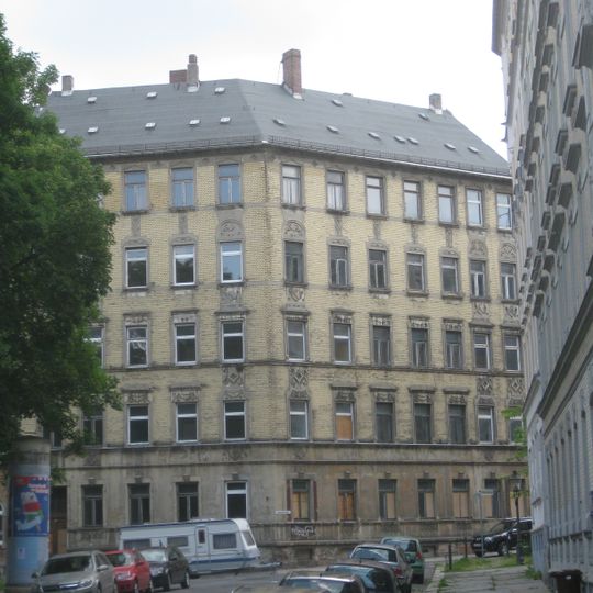 Mietshaus in geschlossener Bebauung in Ecklage Lessingplatz 10