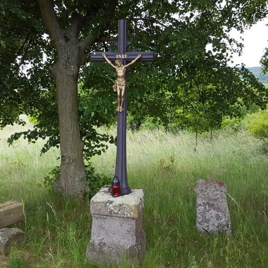 Kříž u silnice mezi Točníkem a Bzovou