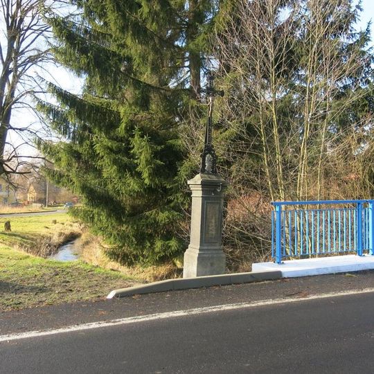 Kříž u mostu přes Luční potok v Lobendavě