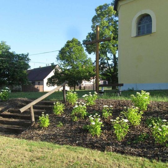 Kříž u kostela ve Lhotě pod Radčem