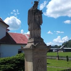 Socha svatého Jana Nepomuckého u kostela v Levínské Olešnici