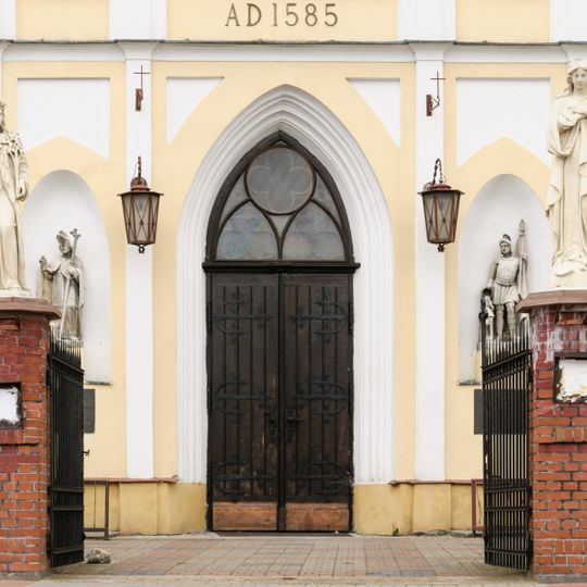 Ogrodzenie z bramą i figurami