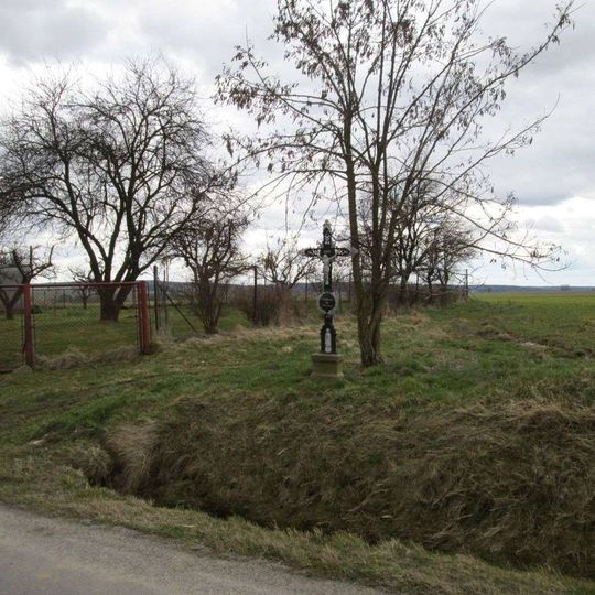 Kříž východně od Horních Kněžeklad