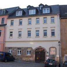 Wohnhaus in geschlossener Bebauung, mit Hintergebäude und Einfriedungsmauer zur Straße Graben Altmarkt 12