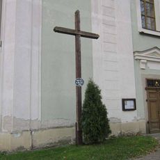 Dřevěný kříž u kostela v Žebráku