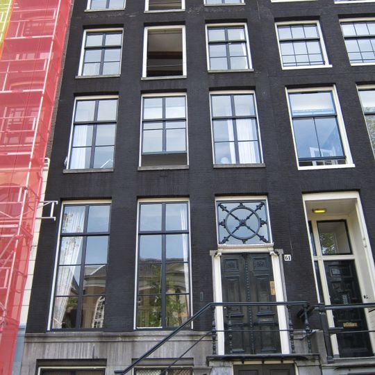 Pand met gevel onder stenen verhoogde lijst met consoles waarop een latere balustrade