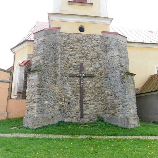 Misijní kříž na kostele v Mladých Bříštích