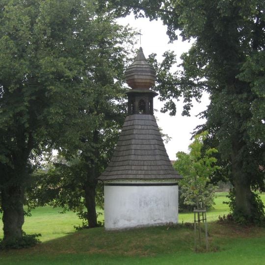 Kaplička se zvoničkou na návsi v Horní Lhotě