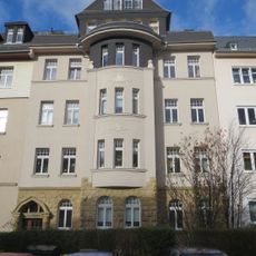 Mietshaus in geschlossener Bebauung mit Vorgarten und Einfriedung Walter-Oertel-Straße 52
