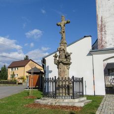 Kříž v Horních Studénkách před kostelem