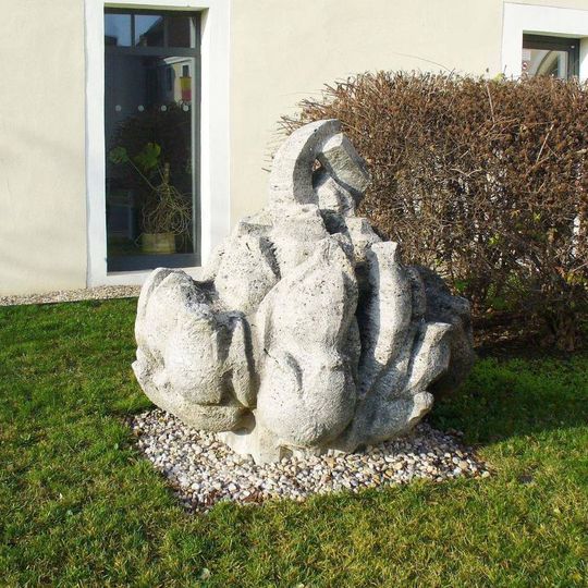 Kamenná plastika na nádvoří muzea v Dobrovici