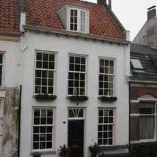 Gepleisterd woonhuis met rechte kroonlijst