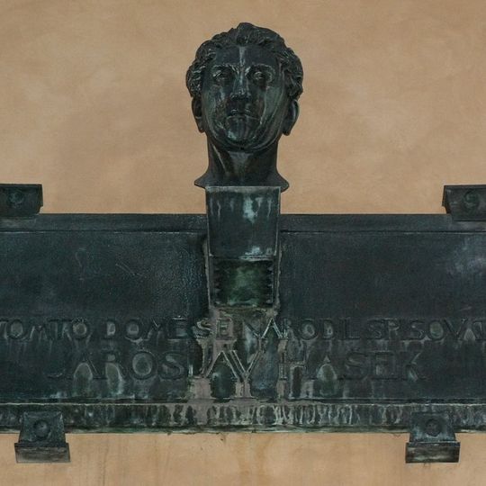 Pamětní deska Jaroslava Haška ve Školské ulici v Praze