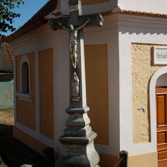 Kříž u kaple sv. Floriana v Třebelovicích