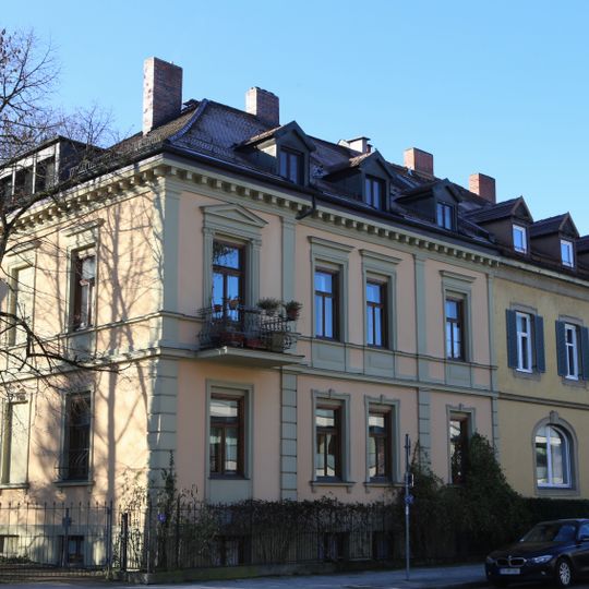 Villenartiges Doppelhaus