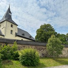 Sachgesamtheit Kirche zu den drei Marien zu Härtensdorf und Kirchhof, mit folgendem Einzeldenkmal: Kirche mit Ausstattung (siehe Einzeldenkmalliste - Obj. 08962570) sowie Kirchhof mit Einfriedungsmauer (Sachgesamtheitsteile) Schulplatz -