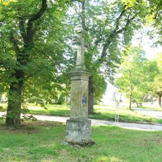 Kříž na rozcestí v Komenského ulici v Peruci