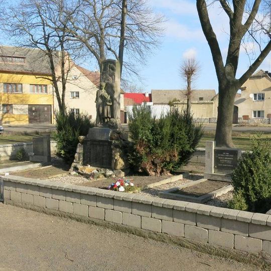 Pomník padlým na náměstí Knížete Václava v Lenešicích