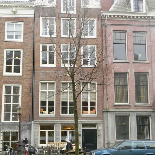 Pand met halsgevel met uitzonderlijke vleugelstukken