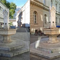 Zwei Brunnen beiderseits des Hauptportals des Museums