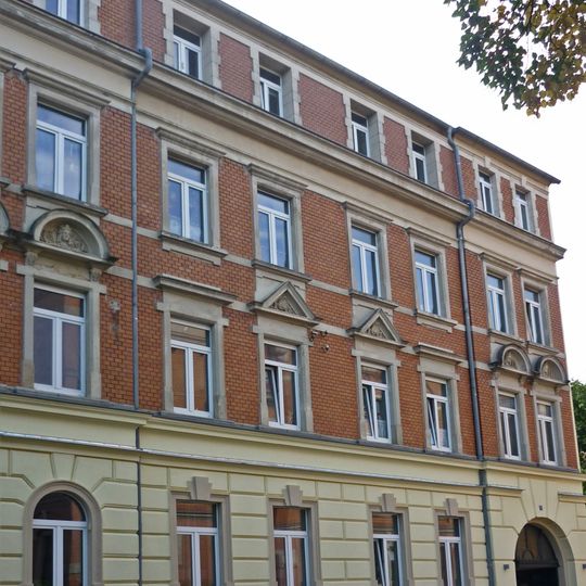 Mietshaus in nach links geschlossener Bebauung Pestalozzistraße 2