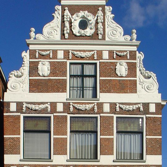 Hoekpand met rijk gebeeldhouwde gevel