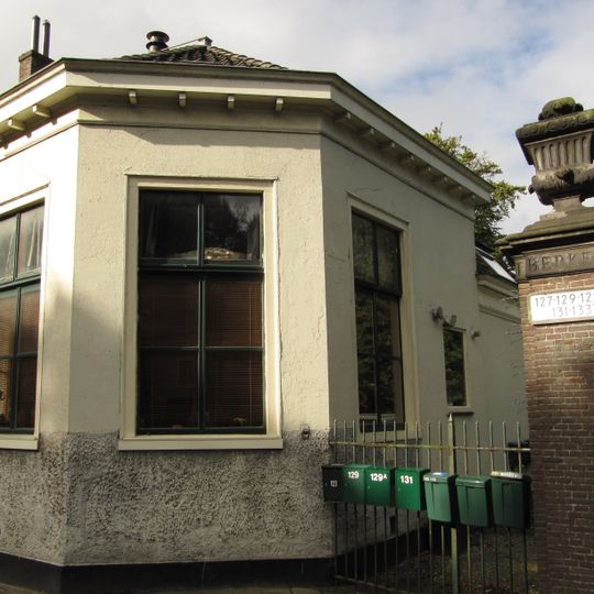 Berkenrode: koepel direct ten zuiden van het toegangshek