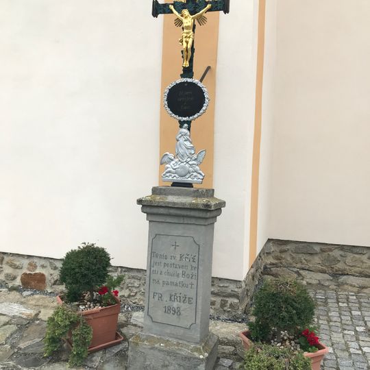 Kříž u kostela sv. Jiljí v Hartvíkovicích