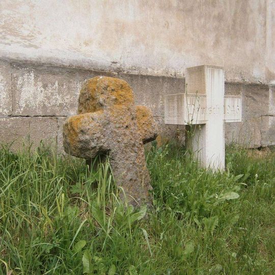 Smírčí kříž v Budišově nad Budišovkou u kostela