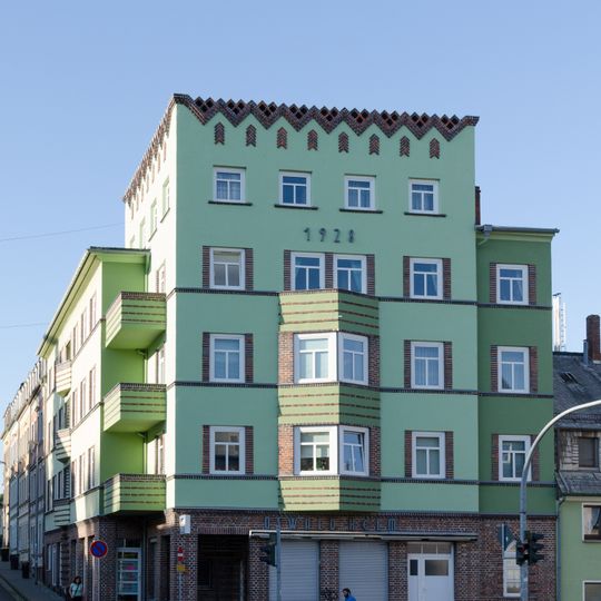 Wohn- und Geschäftshaus in geschlossener Bebauung und Ecklage Waldheimer Straße 16a