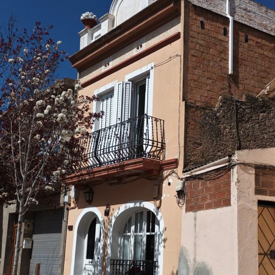 House in plaça Joan Fuster, 2