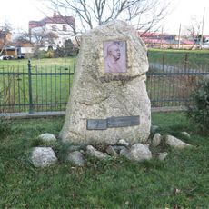 Pomník malíře Wenzela Franze Jägera naproti škole v Raspenavě