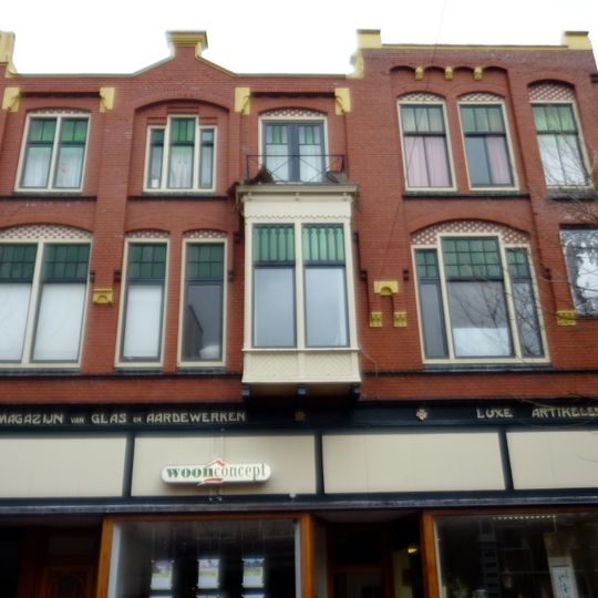 Winkel annex woonhuis in overgangsstijl