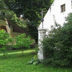 Kříž v Jetenovicích u kaple