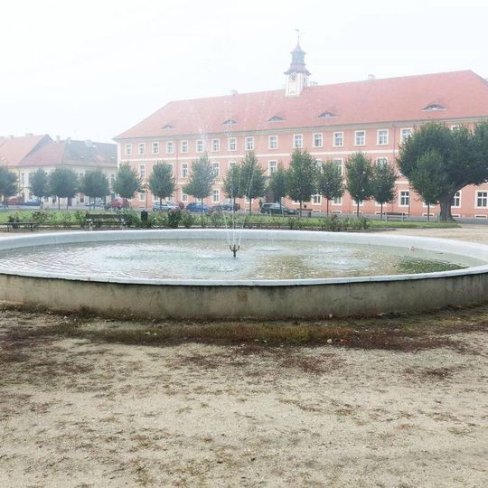 Kašna na náměstí Československé armády v Terezíně