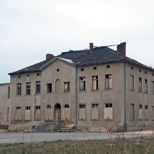 Gut mit Herrenhaus, Stallanlagen und Scheune mit tonnengewölbtem Keller und Resten der Einfriedung Strandpromenade 72