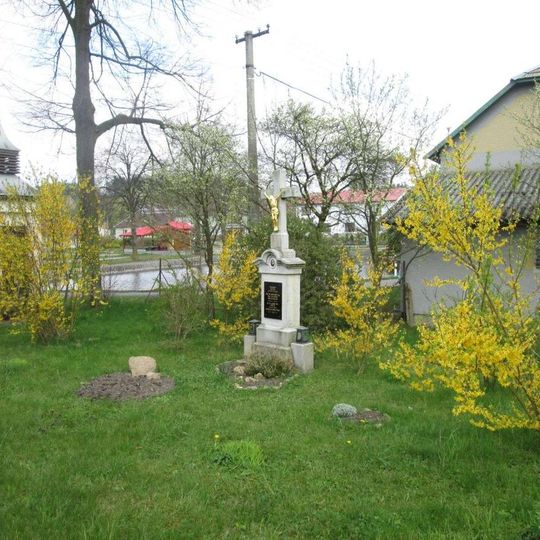 Kříž v Čelistné v zahradě u kaple