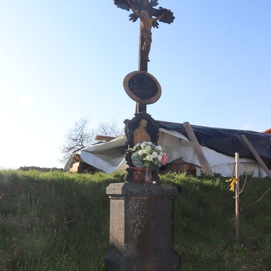 Kříž nedaleko železnice v Rácovicích