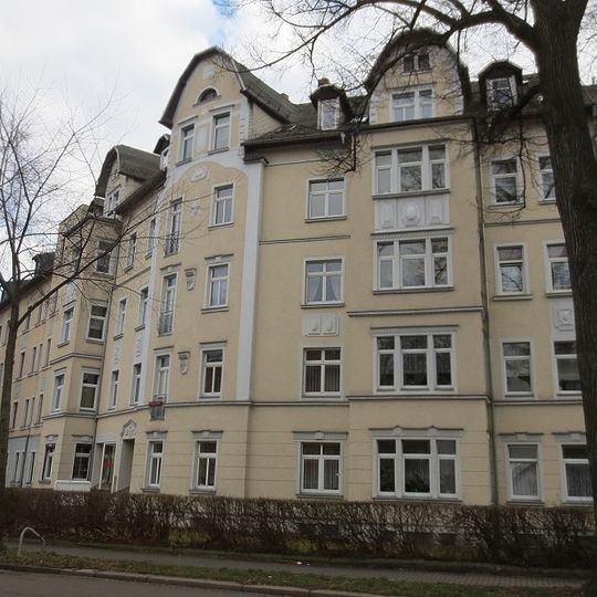 Mietshaus in geschlossener Bebauung in Ecklage, mit Vorgarten zur Paul-Jäkel-Straße Kanalstraße 41