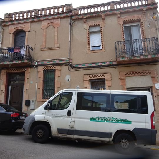 Masia amb elements decoratius modernistes